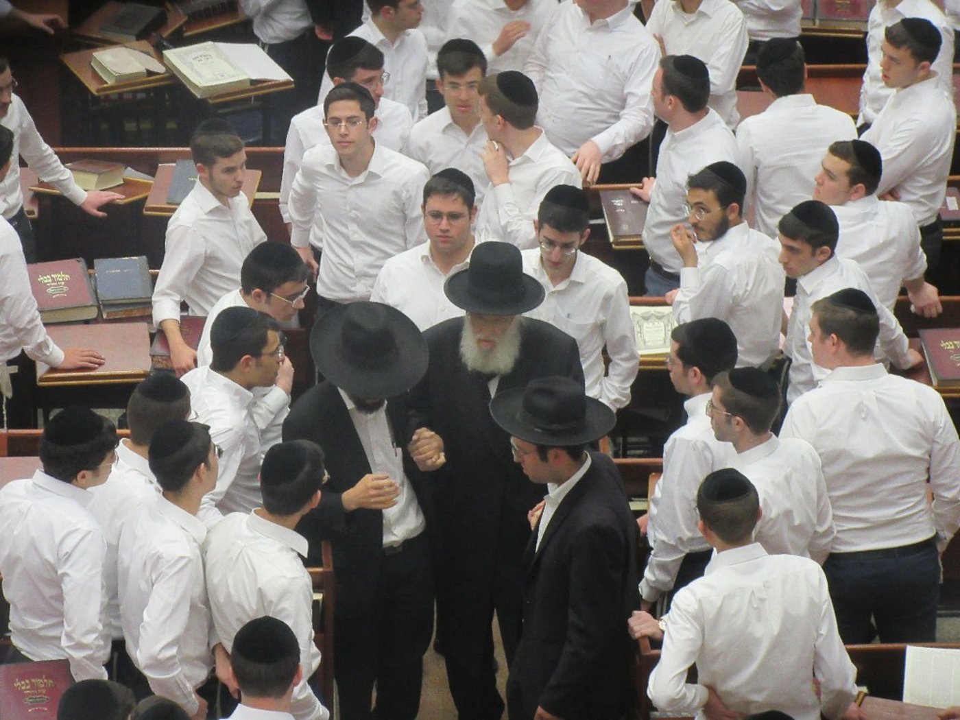 למרות מחלתו: הגרא"י ברזל הספיד בישיבה