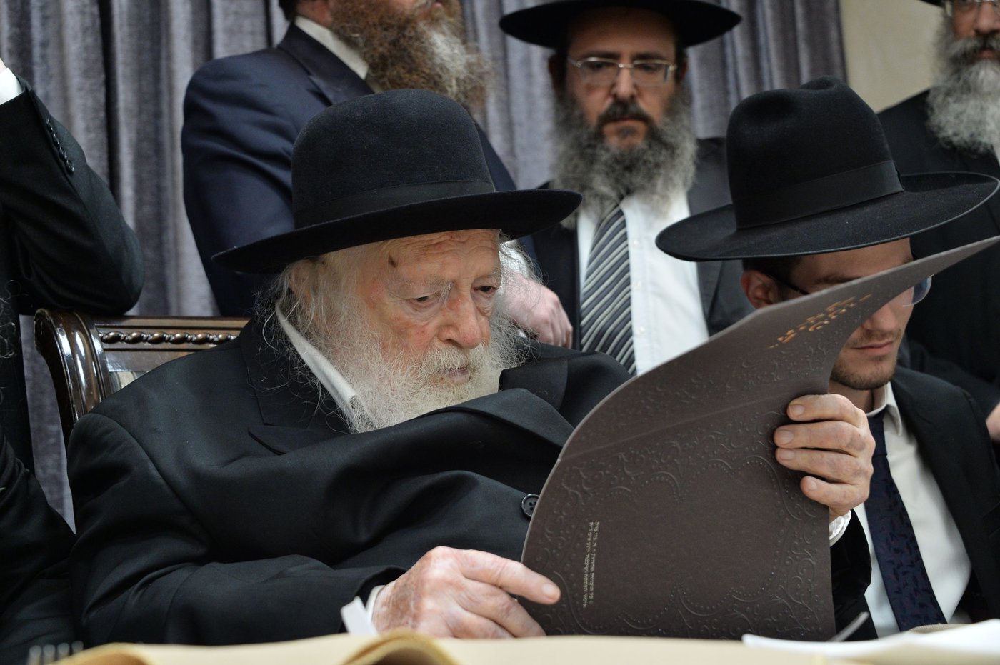 שמחת האירוסין לנכדת מרן שר התורה. צפו