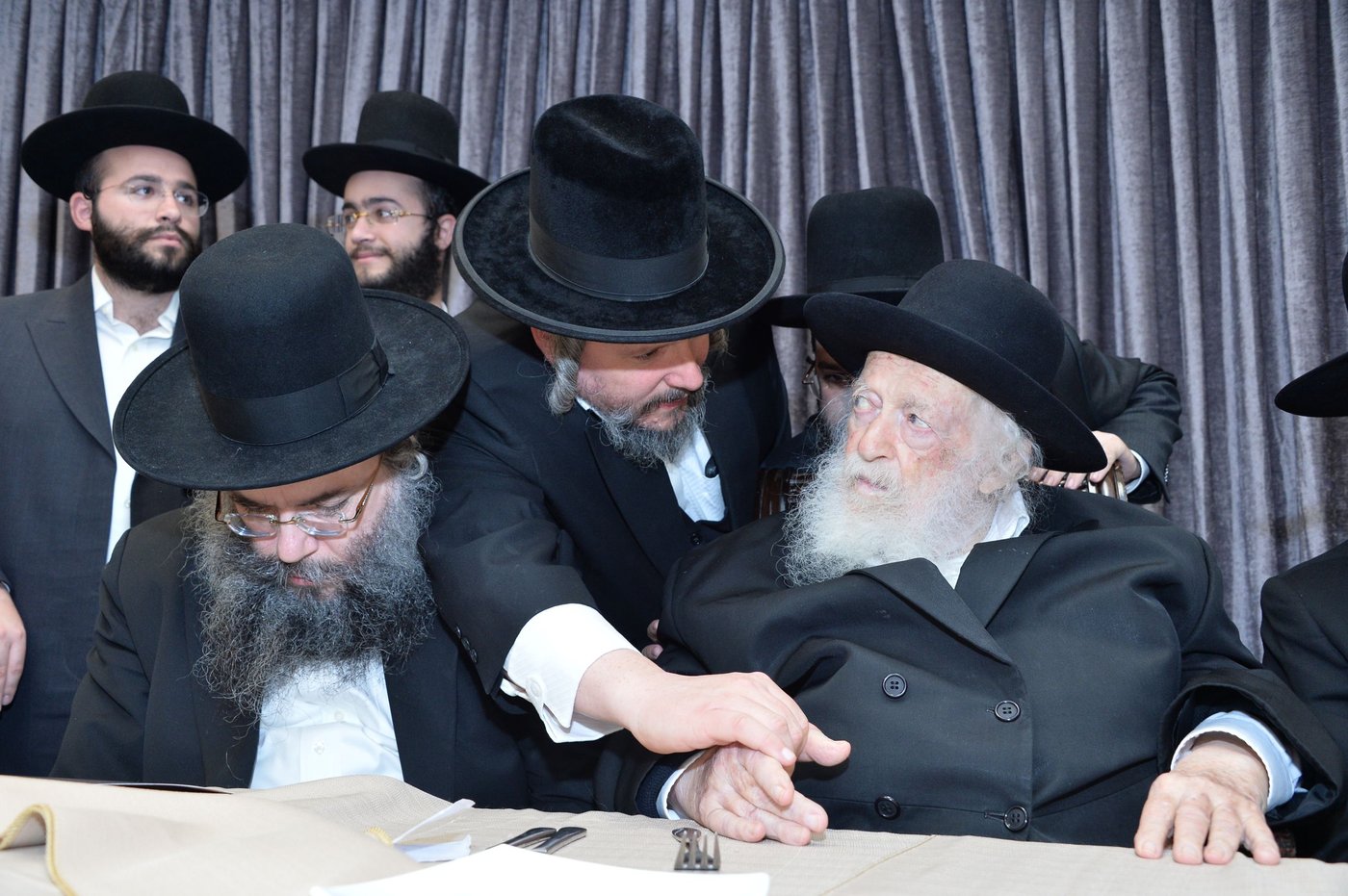 שמחת האירוסין לנכדת מרן שר התורה. צפו