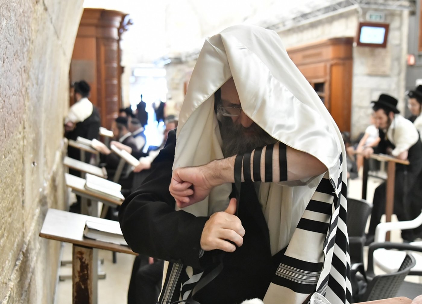 המשפיע החסידי במעמד הנחת תפילין ברחבת הכותל
