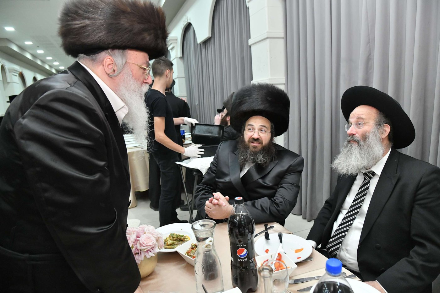 שמחת נישואי בתו של העסקן הבעלזאי. צפו