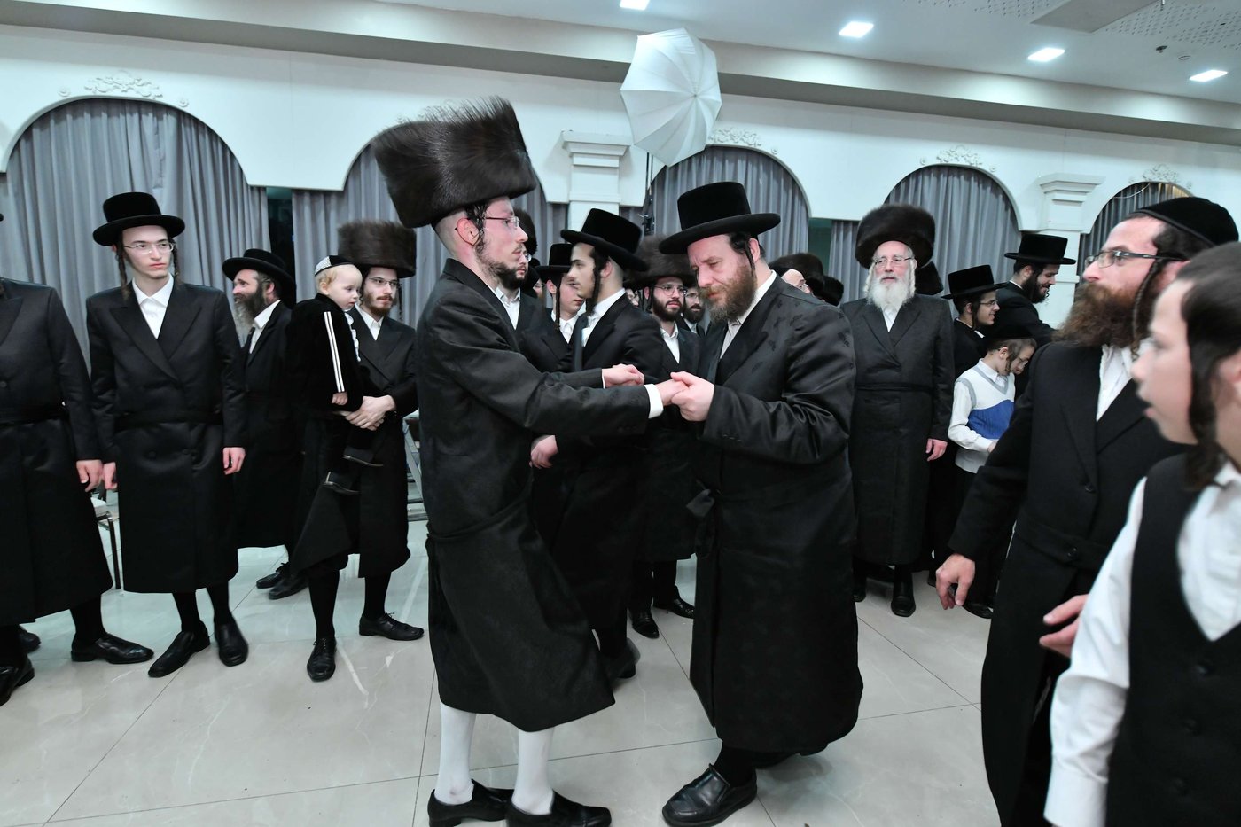 שמחת נישואי בתו של העסקן הבעלזאי. צפו