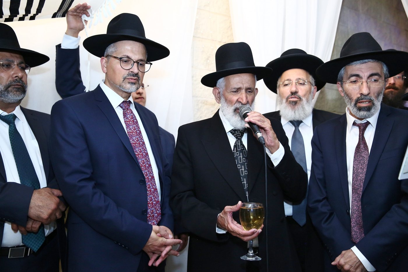 הרב חזקיהו סאמין השיא את בתו. צפו בתיעוד