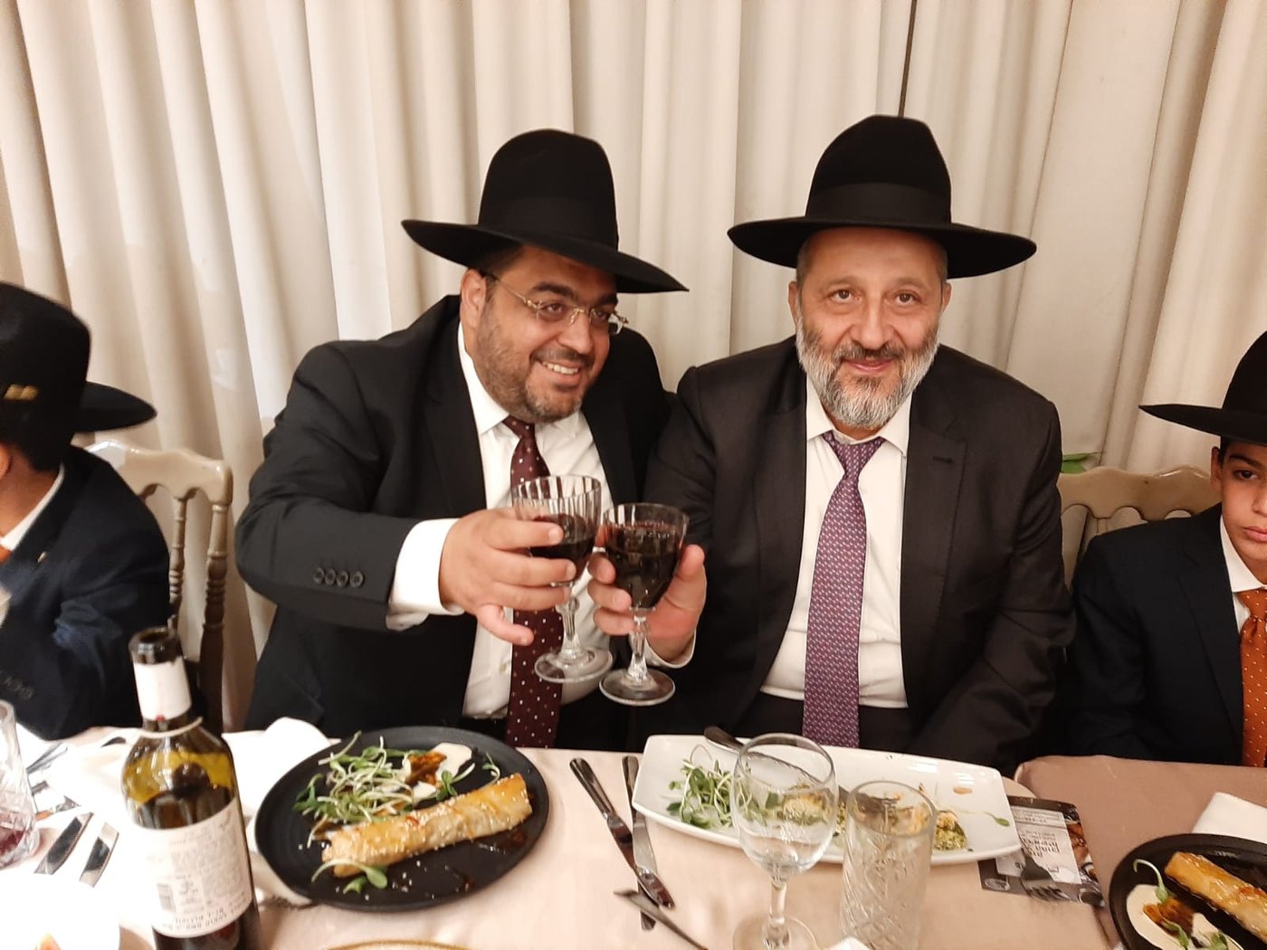 הרב יוסף ניאזוף ברמ"צ את התאומים. תיעוד