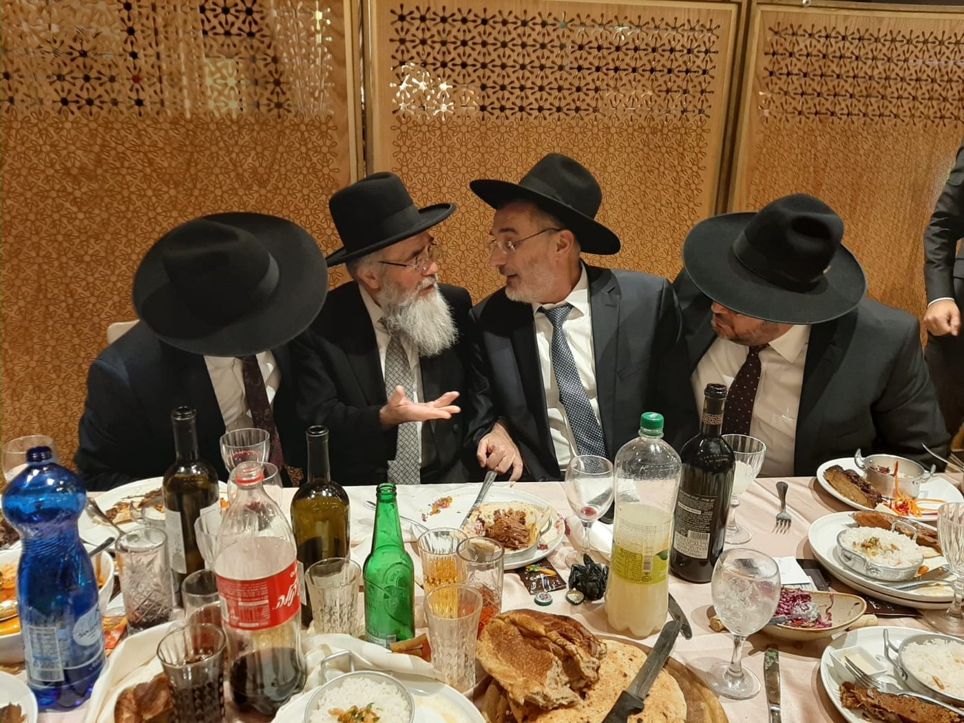 הרב יוסף ניאזוף ברמ"צ את התאומים. תיעוד