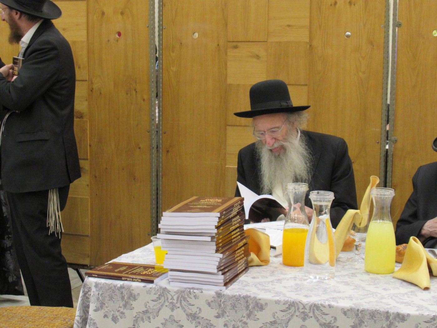 פוניבז': ראש הישיבה חיתן את נכדו, התלמידים חגגו