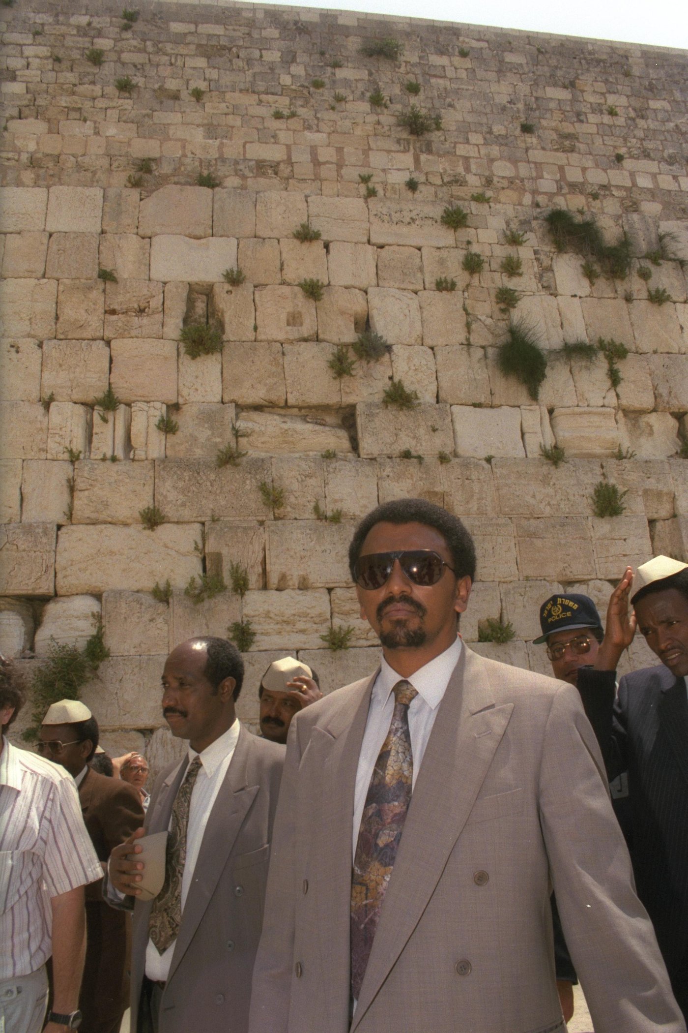 יהודי אתיופיה מבקרים לראשונה בכותל המערבי. שמעון פרס עם עולי אתיופיה. באדיבות: לשכת העיתונות הממשלתית