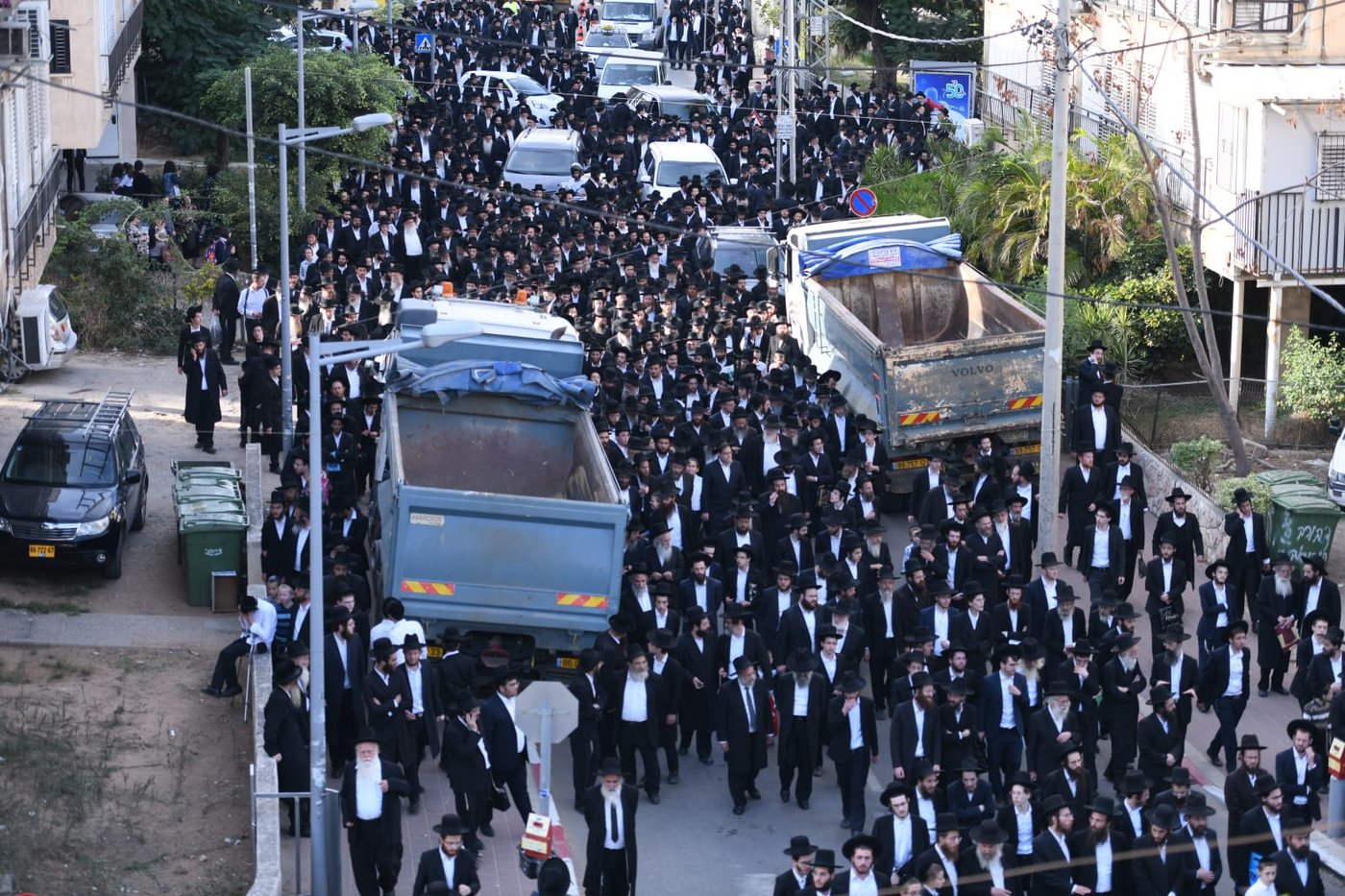 ה'חזונאישניקים' ליוו את רבם למנוחות. תיעוד