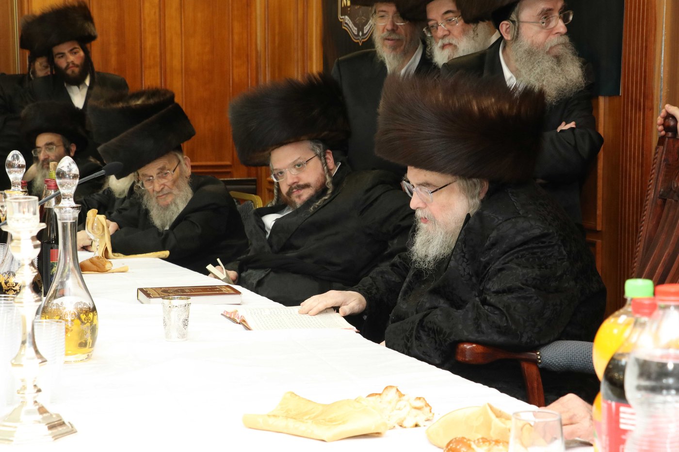 72 דיינים ורבנים התכנסו במעונו של הרבי מבעלזא