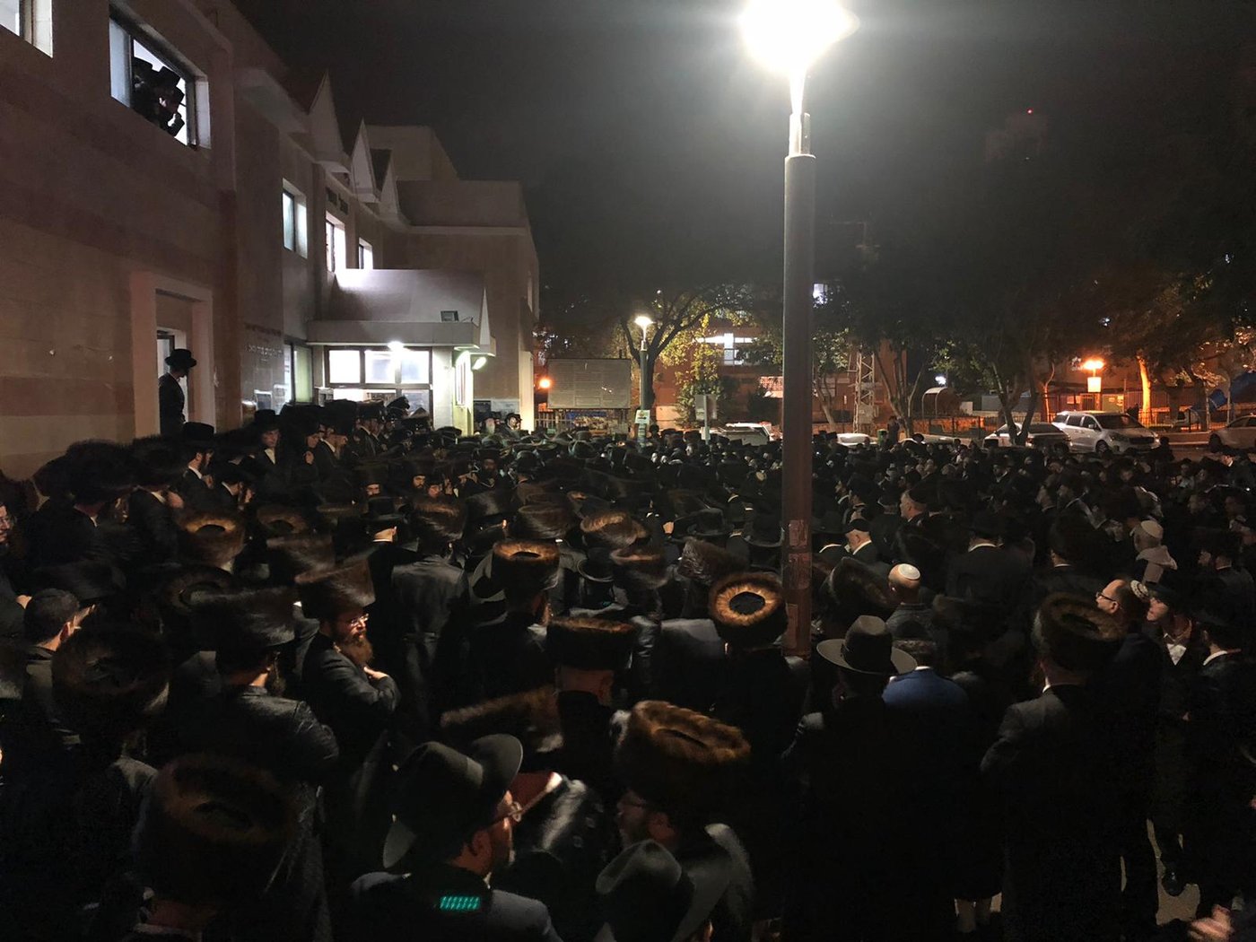 המונים בהלוויה