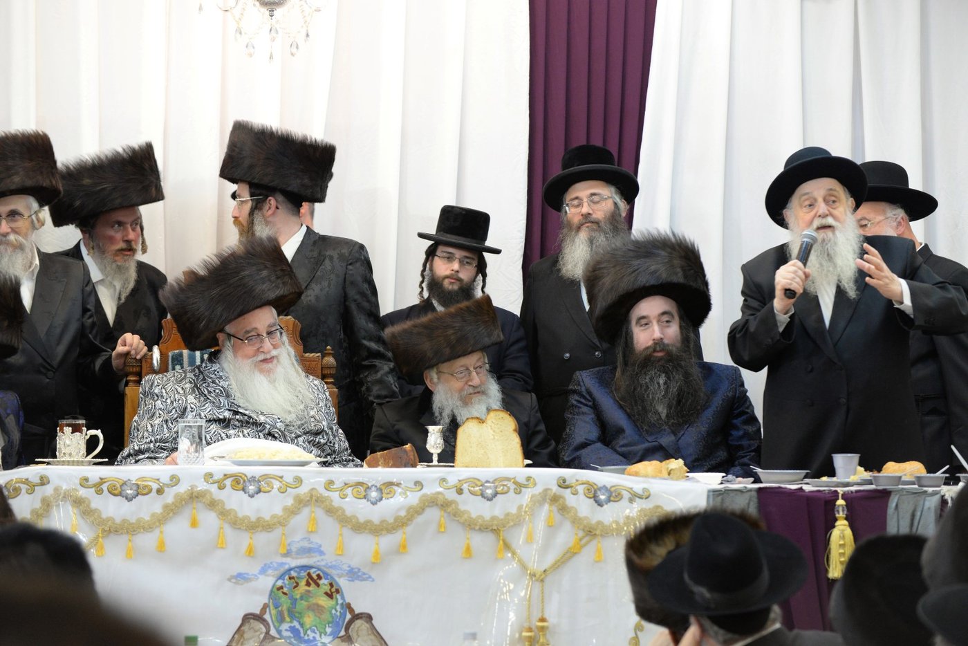 חסידי צאנז בחיפה העניקו 'שעות רצופות' לאדמו"ר