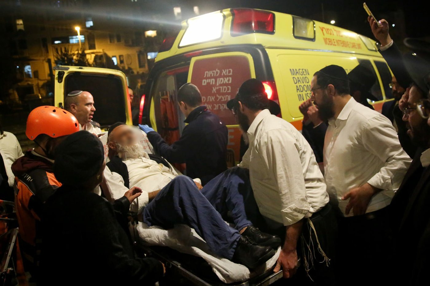 אלימות וביזוי ספרי הקודש: פינוי בית הכנסת החל - והופסק