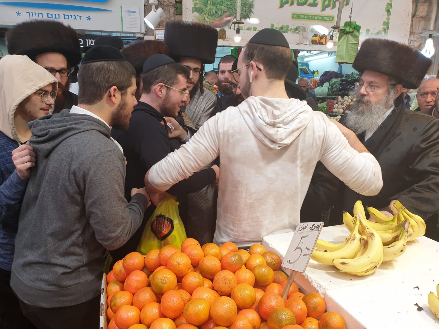 כנגד חילול שבת: רבה של ירושלים ערך סיור בשוק - בערב שבת