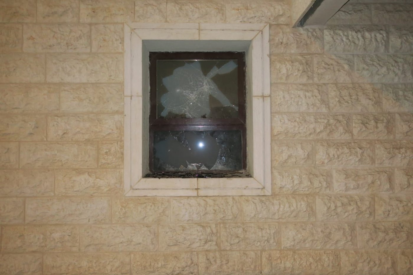 האלימות בב"ב: נערי שוליים פרצו לישיבת ויז'ניץ