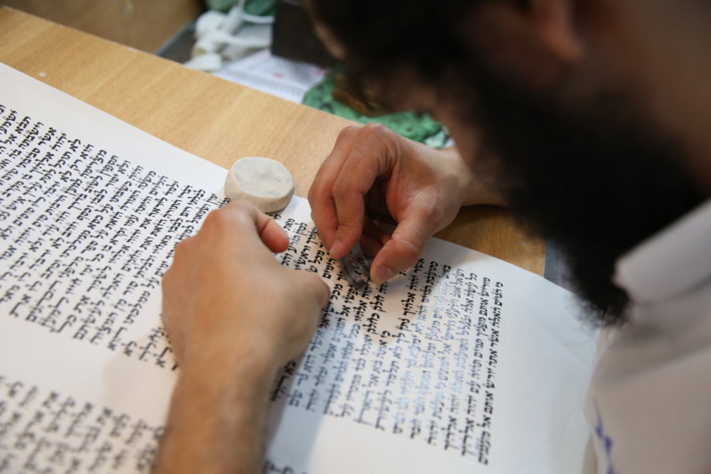 אילוסטרציה, כתיבת ספר תורה