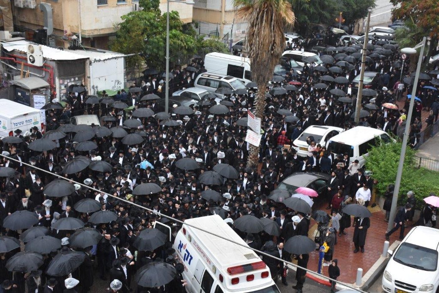 המונים בהלוויתו של הגאון רבי אריה שכטר זצ"ל
