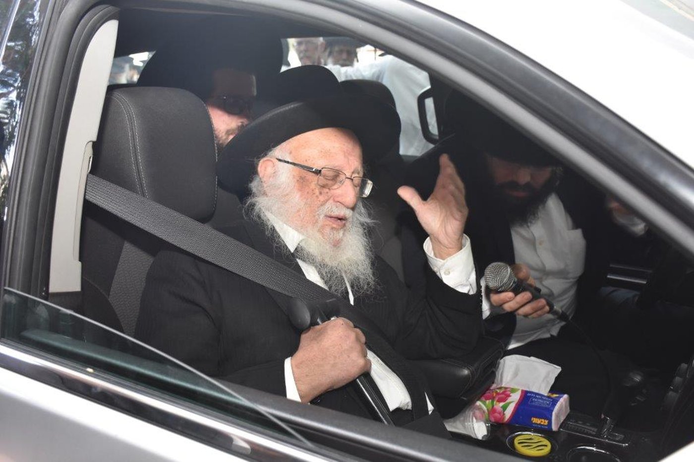 המונים בהלוויתו של הגאון רבי אריה שכטר זצ"ל