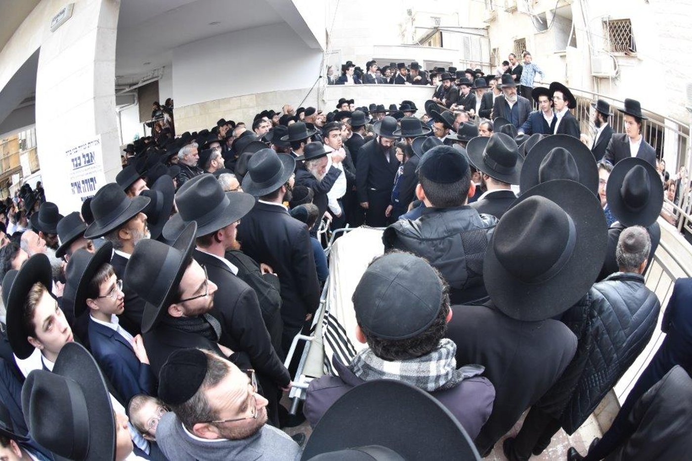המונים בהלוויתו של הגאון רבי אריה שכטר זצ"ל