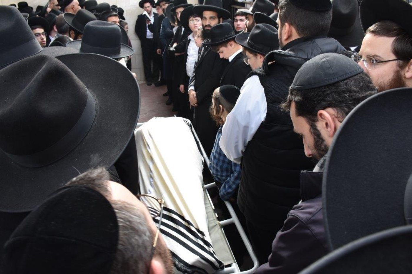 המונים בהלוויתו של הגאון רבי אריה שכטר זצ"ל