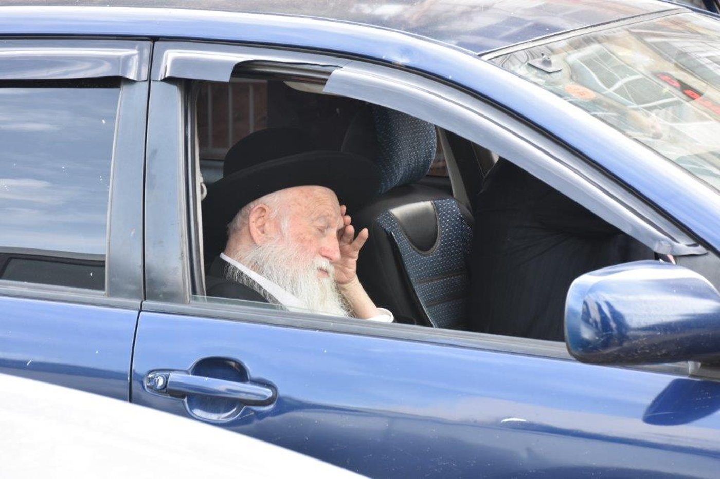המונים בהלוויתו של הגאון רבי אריה שכטר זצ"ל