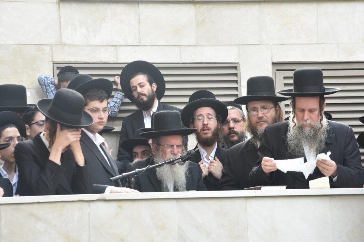 המונים בהלוויתו של הגאון רבי אריה שכטר זצ"ל