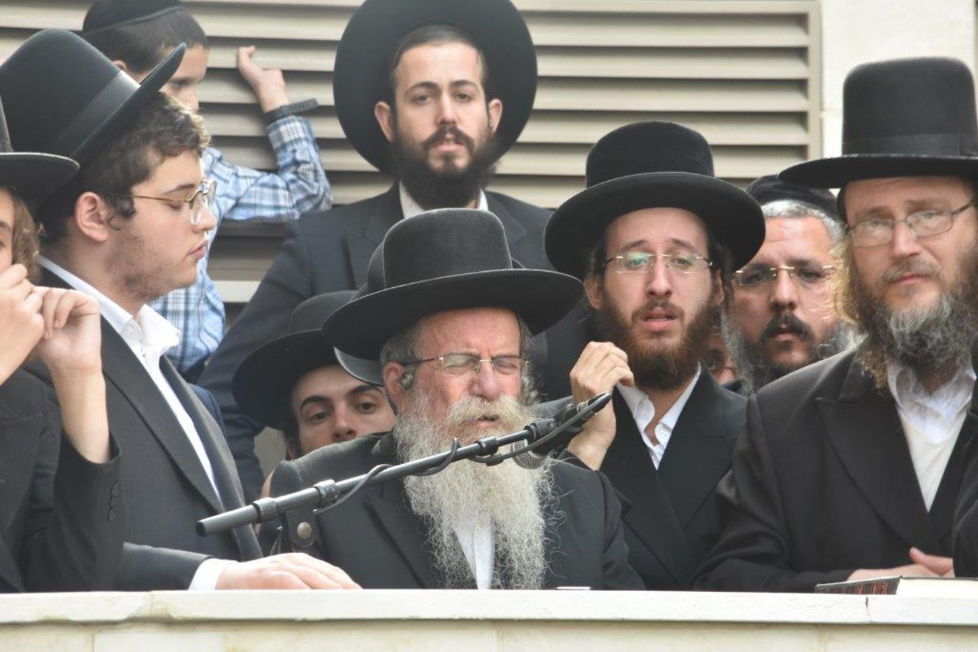 המונים בהלוויתו של הגאון רבי אריה שכטר זצ"ל