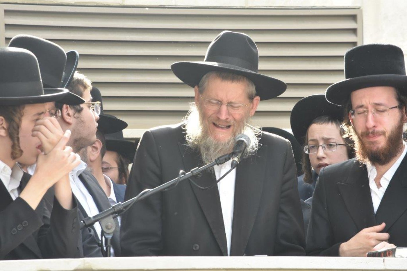 המונים בהלוויתו של הגאון רבי אריה שכטר זצ"ל