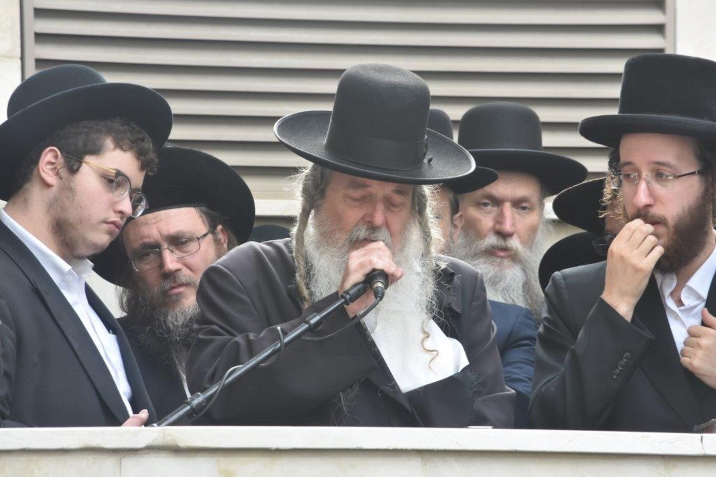 המונים בהלוויתו של הגאון רבי אריה שכטר זצ"ל