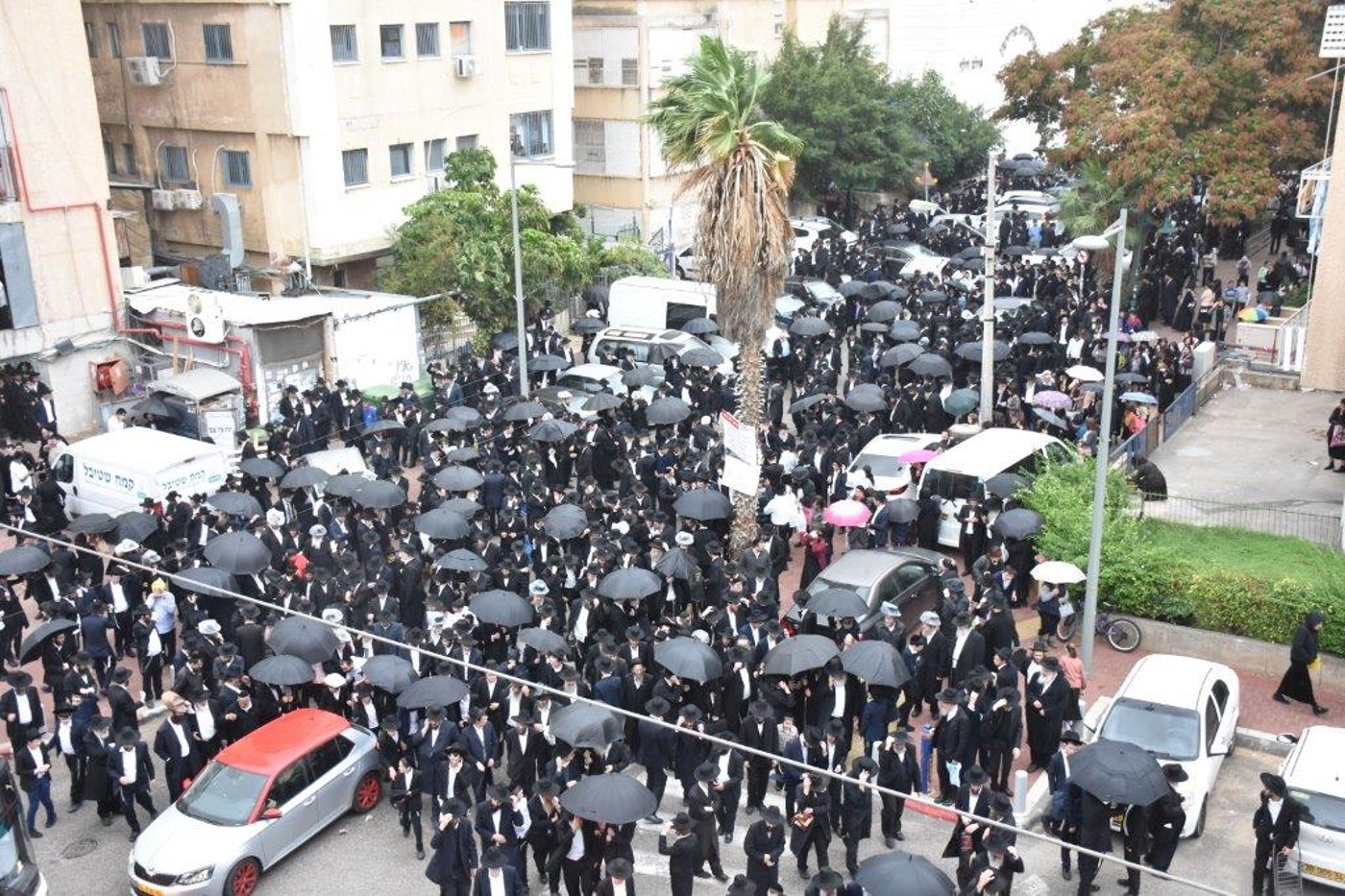 המונים בהלוויתו של הגאון רבי אריה שכטר זצ"ל