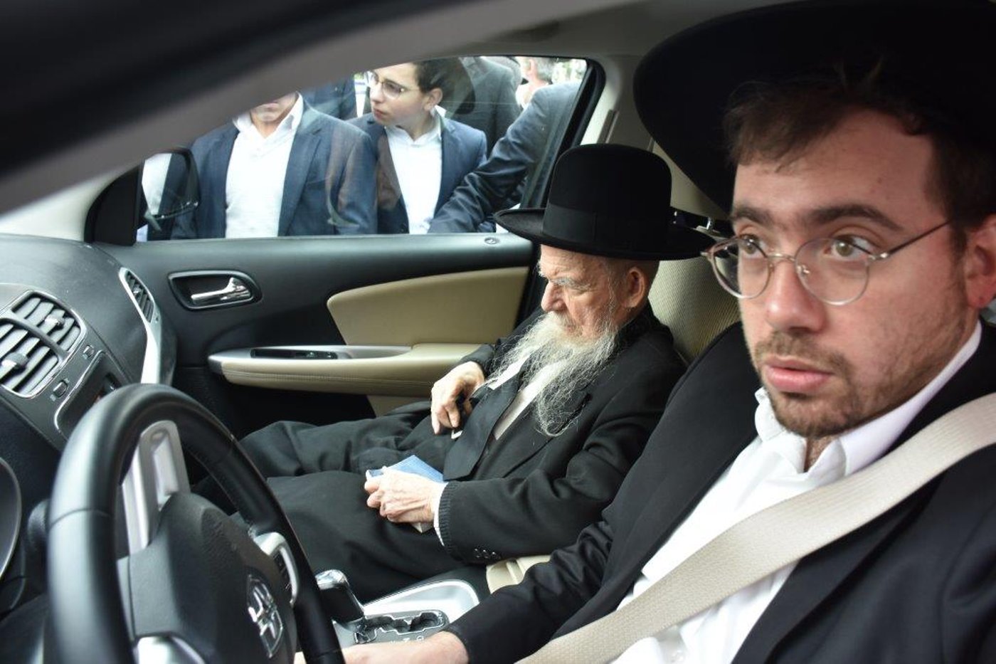 המונים בהלוויתו של הגאון רבי אריה שכטר זצ"ל