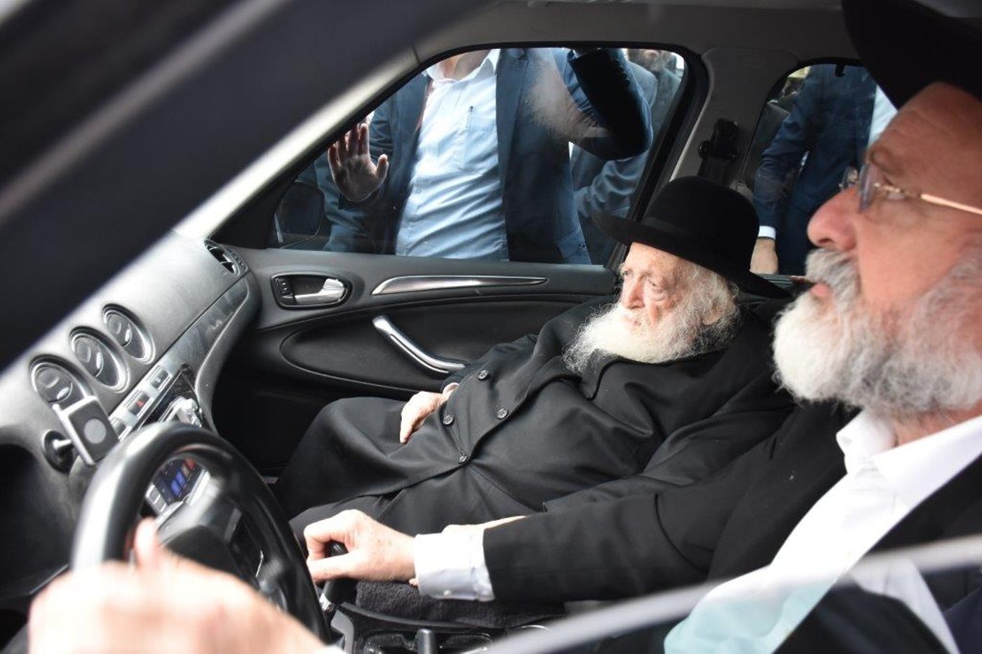 המונים בהלוויתו של הגאון רבי אריה שכטר זצ"ל