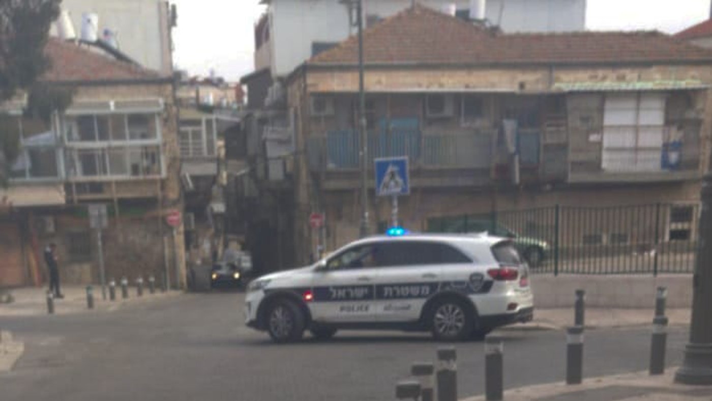 בשוק מאה שערים: שוטרים ספגו אבנים, שיודו מגגות הבתים