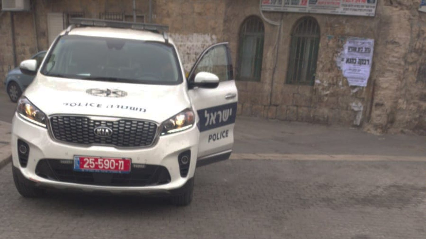 בשוק מאה שערים: שוטרים ספגו אבנים, שיודו מגגות הבתים