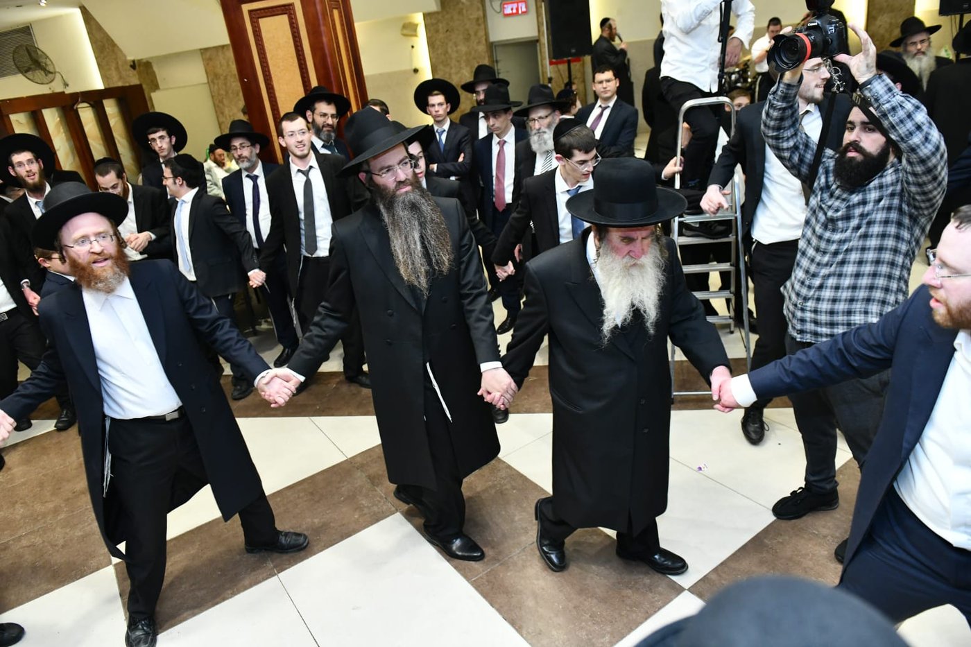 המונים בשמחת נישואי נכדי הגר"מ גרוס והגרמ"ד ליפקוביץ