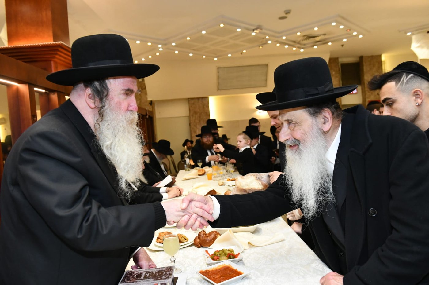 המונים בשמחת נישואי נכדי הגר"מ גרוס והגרמ"ד ליפקוביץ