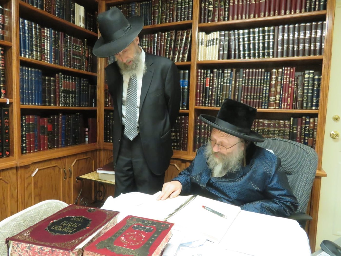 צפו: האדמו"ר מנדבורנה באניא ביקר אצל האדמו"רים