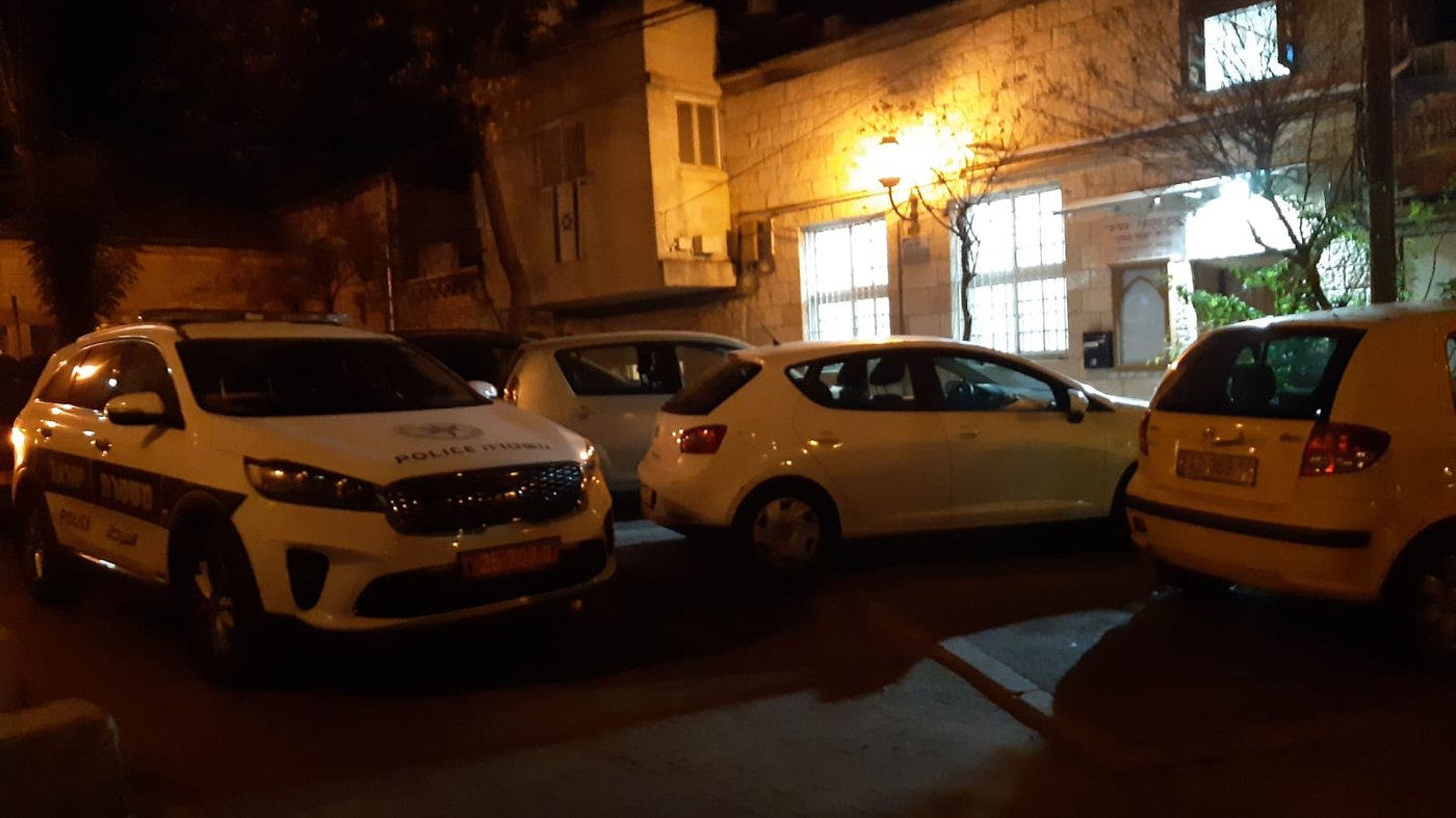 אישה נעצרה בחשד שהציתה דלת של בית כנסת