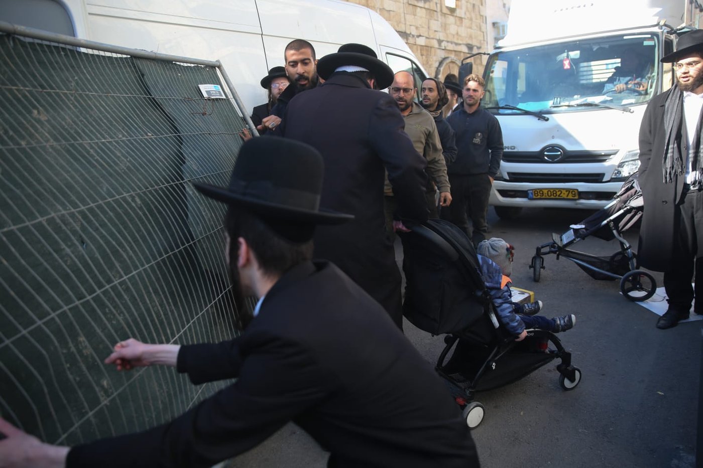 הקיצונים התיישבו עם ילדיהם באתר בניית הרכבת הקלה