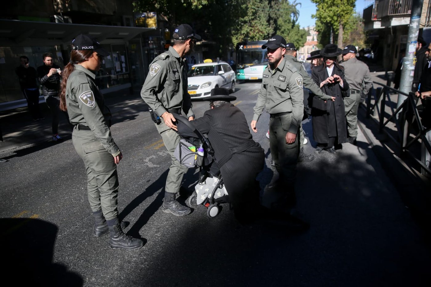 הקיצונים התיישבו עם ילדיהם באתר בניית הרכבת הקלה
