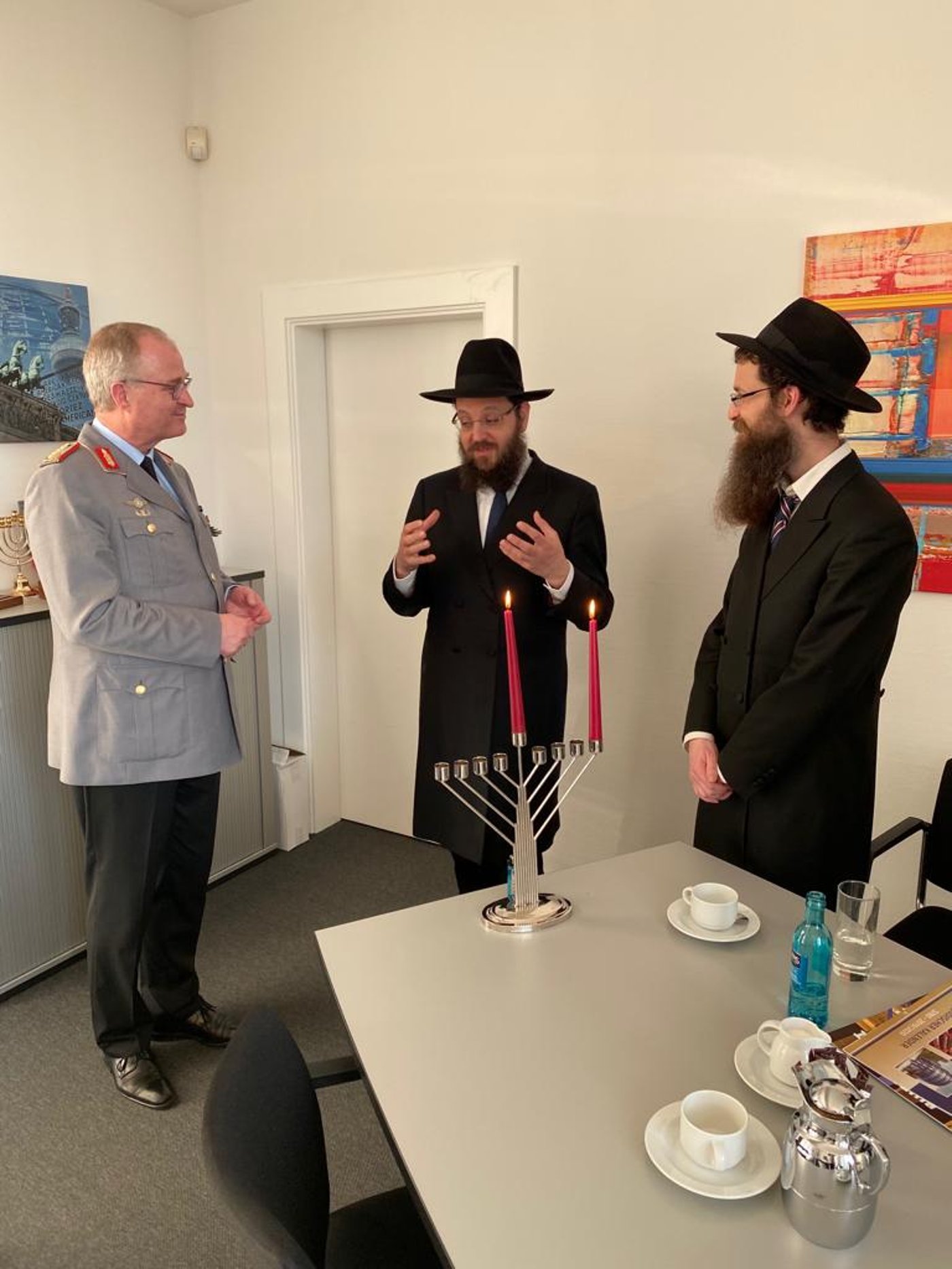 הרמטכ"ל הגרמני אירח בלשכתו הדלקת נר חנוכה