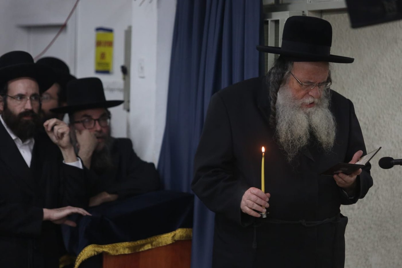 הגאון הרב שאול אלתר הדליק נר ראשון עם מאות מחסידיו