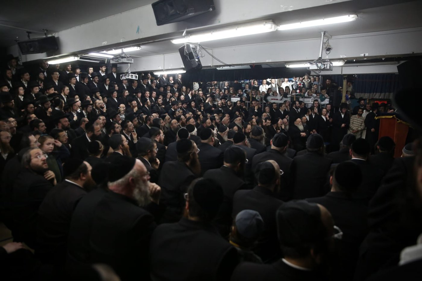 הגאון הרב שאול אלתר הדליק נר ראשון עם מאות מחסידיו