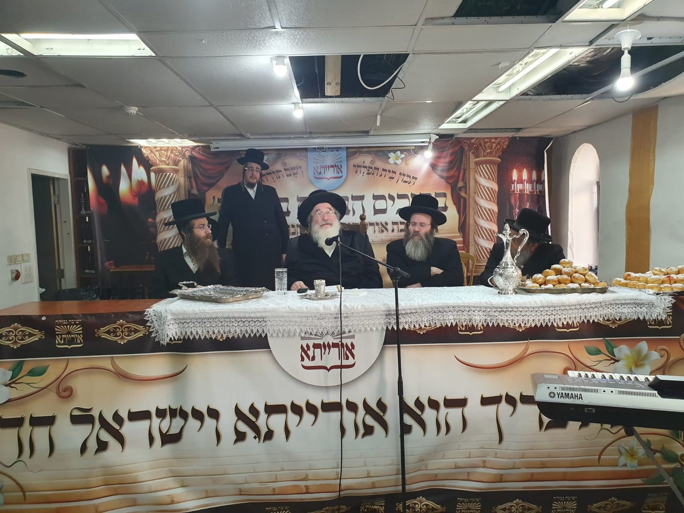 האדמו"ר מספינקא שורר עם בחורי ישיבת 'אורייתא'