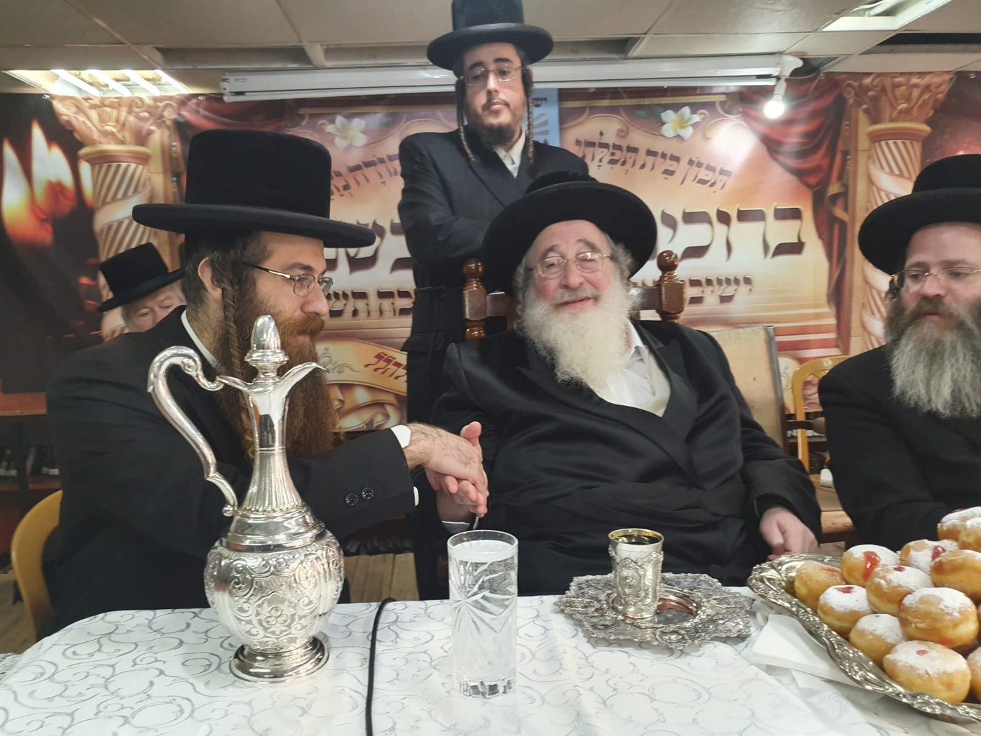 האדמו"ר מספינקא שורר עם בחורי ישיבת 'אורייתא'