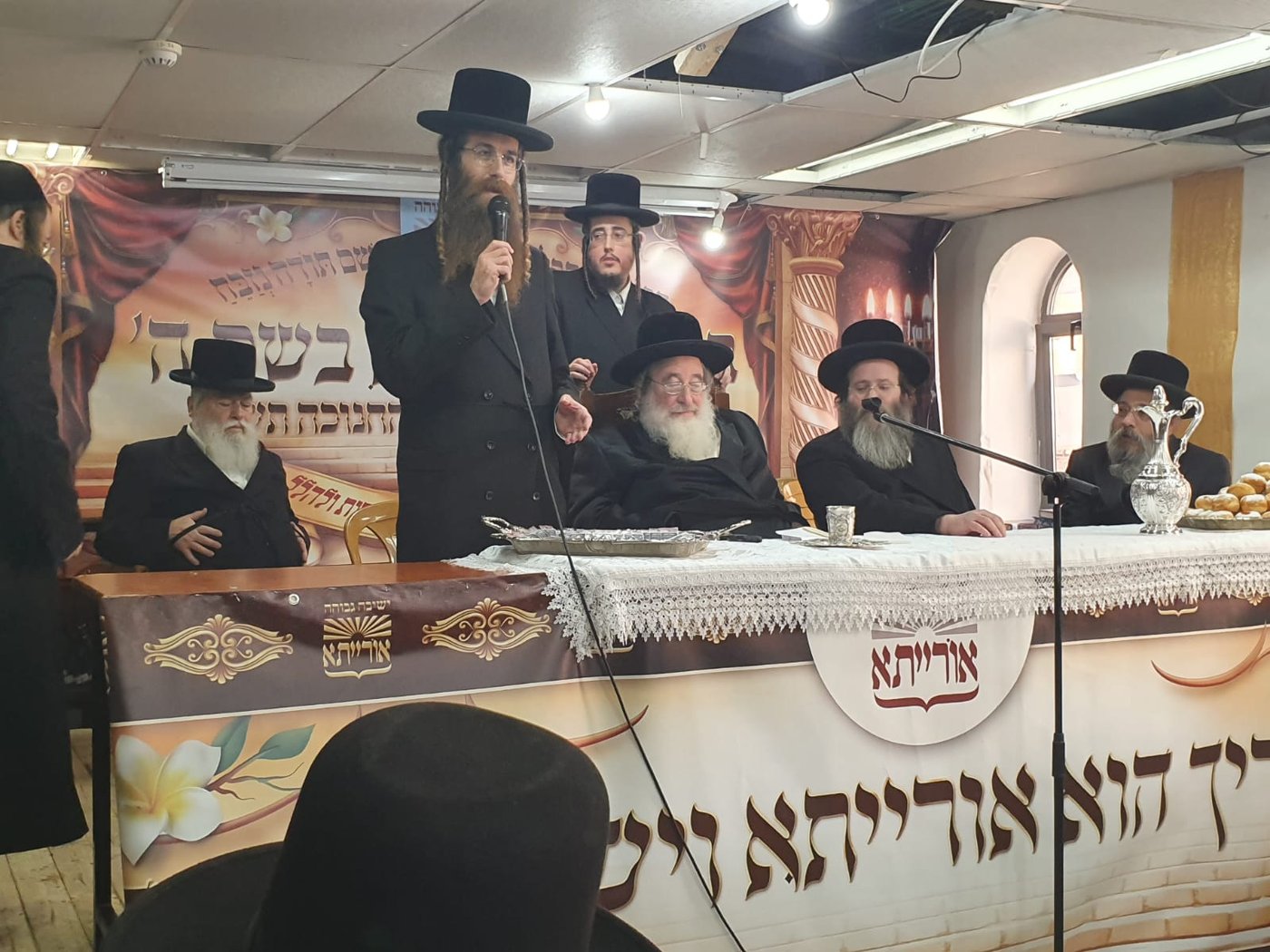 האדמו"ר מספינקא שורר עם בחורי ישיבת 'אורייתא'