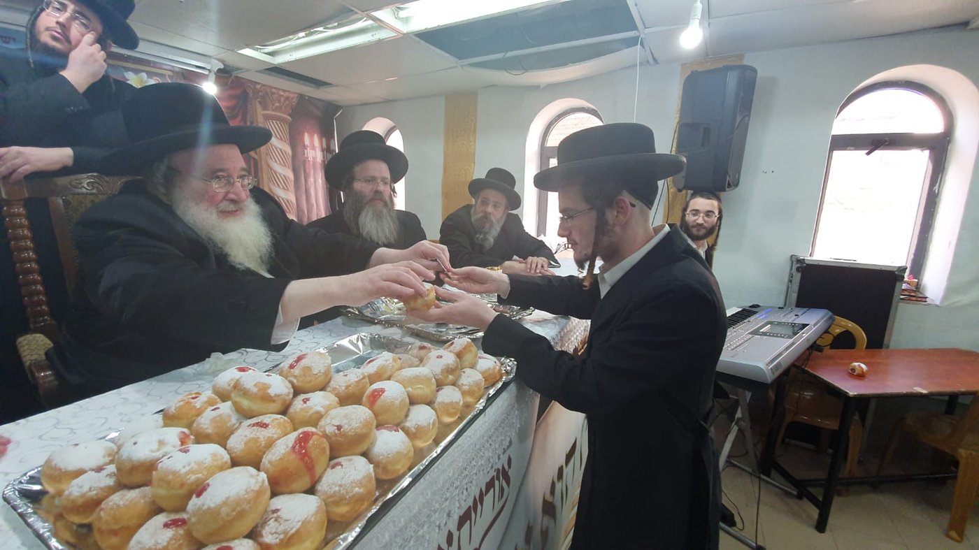 האדמו"ר מספינקא שורר עם בחורי ישיבת 'אורייתא'