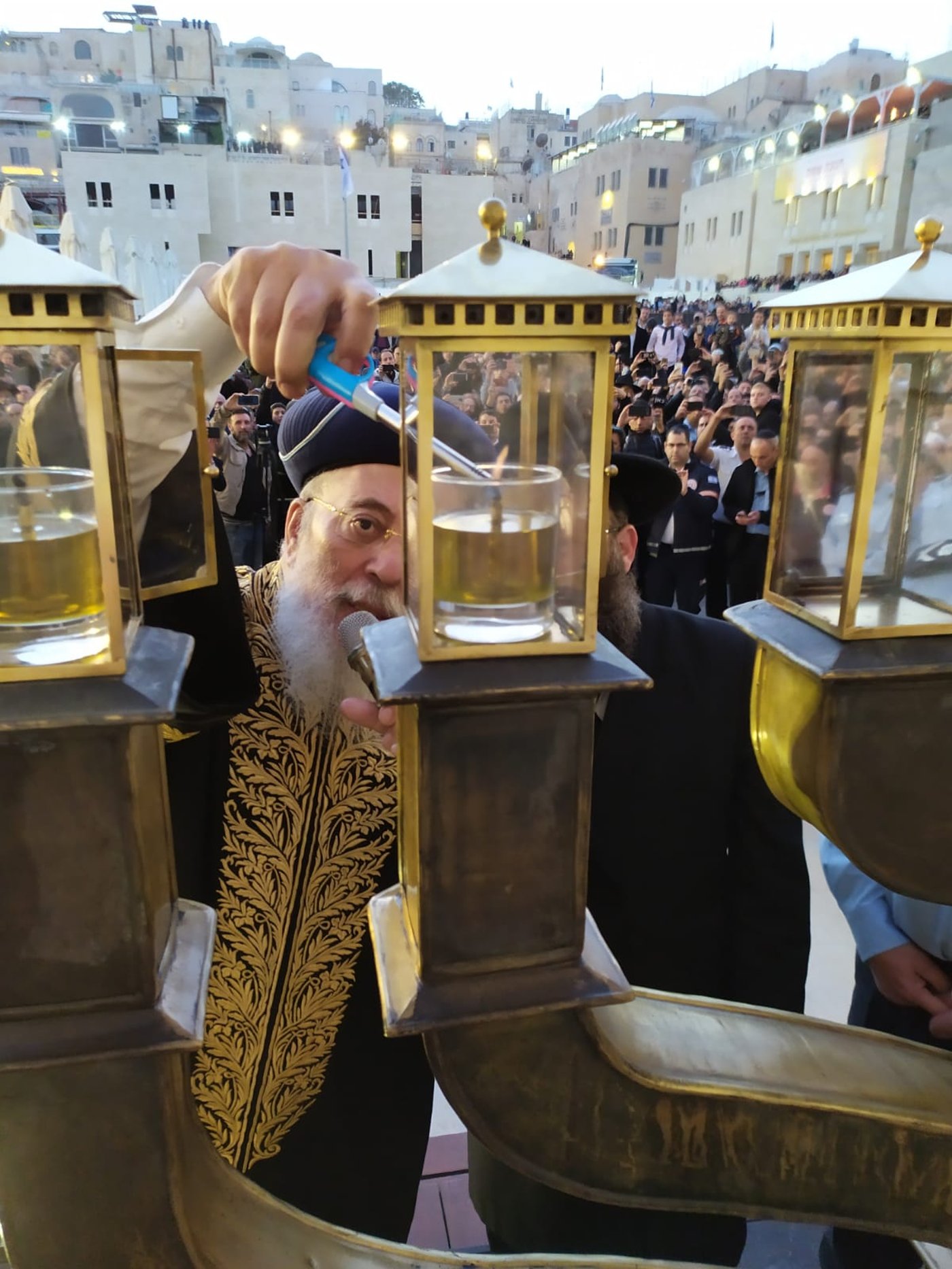 בראשות הראשון לציון הגר"ש עמאר: קציני המשטרה בהדלקה