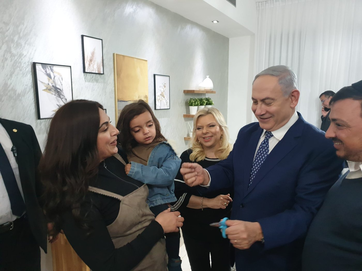 לראשונה בחייו: נתניהו עשה 'חלאקה' לילד