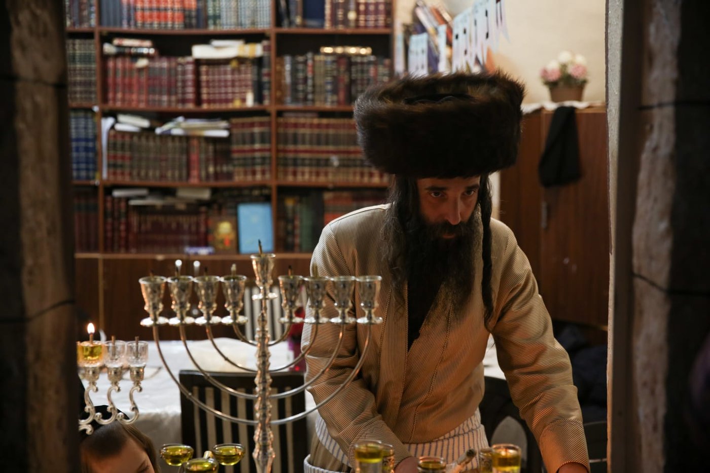 יואליש קרויס בהדלקת נרות חנוכה בביתו