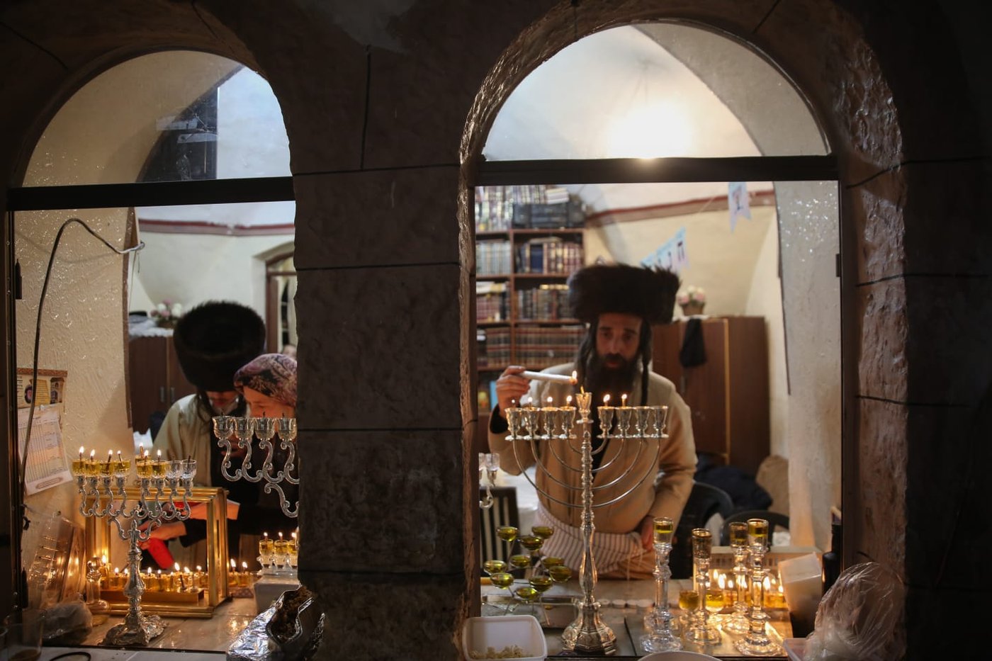 הדלקת נרות חנוכה לצד נרות השבת • תיעוד